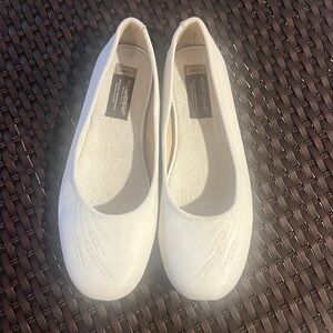Manitoba leather flats Mukluks company is proudly indigenous size 11